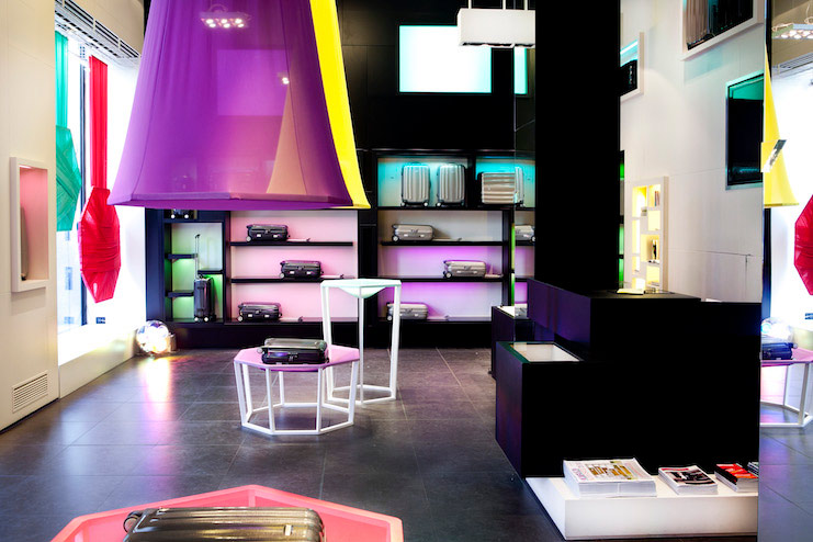 A shop installation to highlight the product lightness