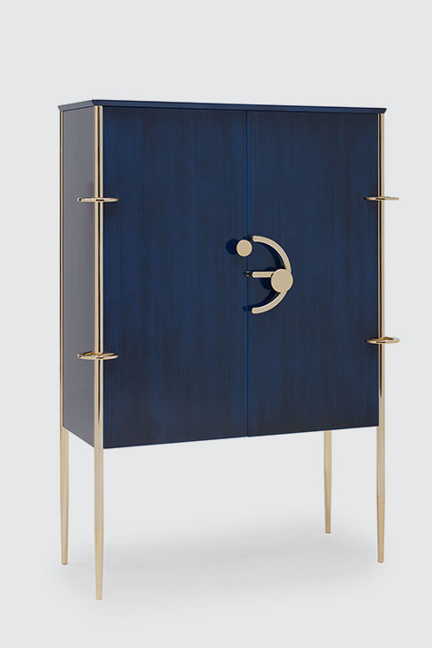 A cabinet where its metal fixtures are the protagonists