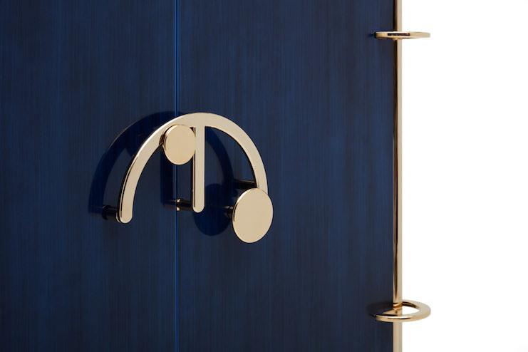 A cabinet where its metal fixtures are the protagonists
