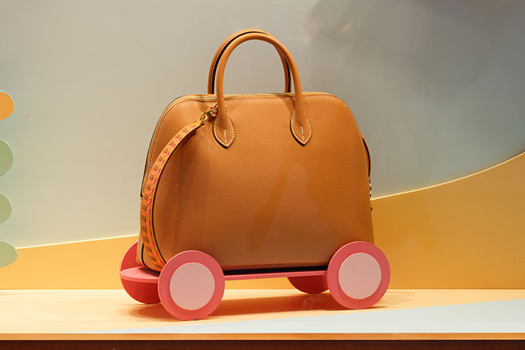 L+W_Great_little_Escape_windows_display_X_Hermes_van_details_bag