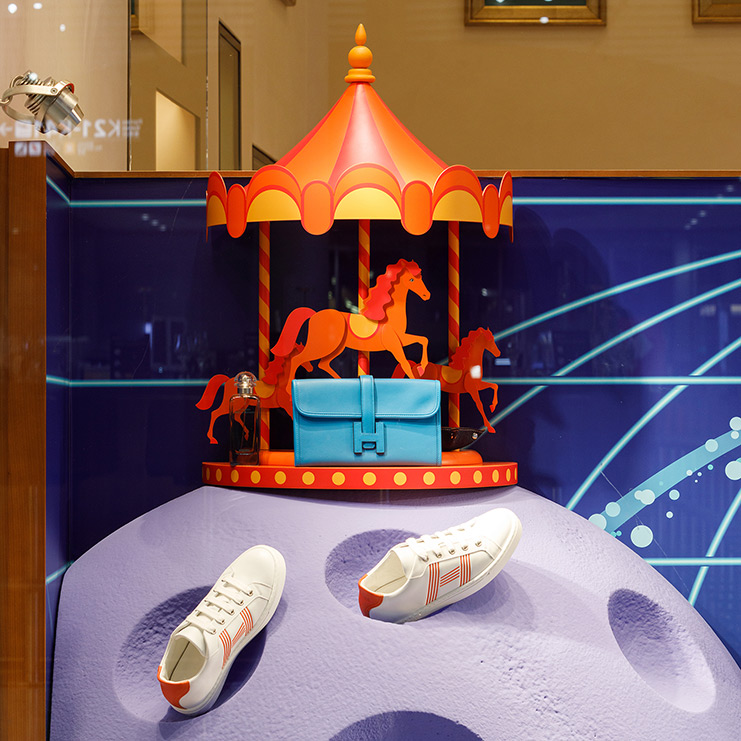 Hermès shopping window design of the store in Paris Airport.
