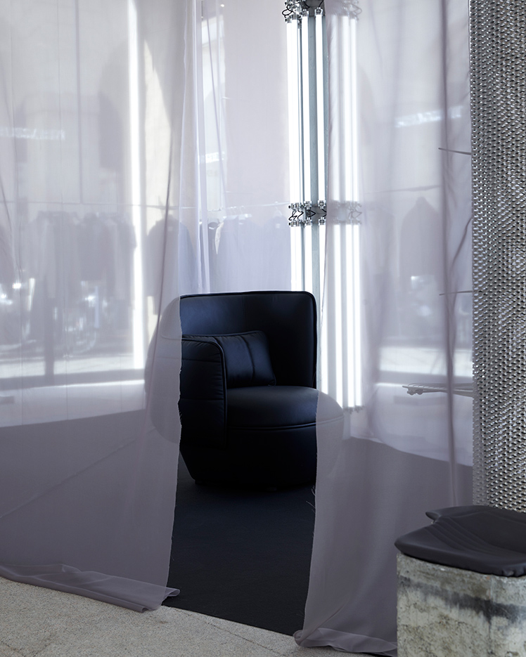 TRUSSARDI-CASA_Nebula-Armchair_Rise-Leather